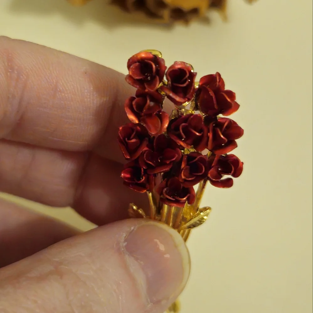 Vintage DM 97 Red Rose Bundle Brooch Golden Leaf Floral Brooch